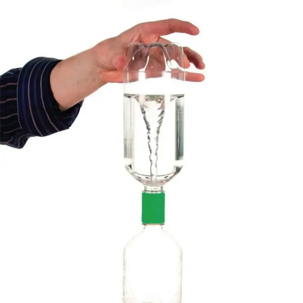 Hand hält eine Flasche mit Wasser, die auf einer umgedrehten Flasche steht, zeigt ein wissenschaftliches Experiment zur Wasserbewegung.
