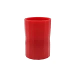 Roter wissenschaftlicher Becher aus Kunststoff, ideal für Labore und wissenschaftliche Dekorationen, mit schlichtem Design und glatter Oberfläche.