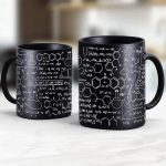 Schwarze Tasse mit weißen chemischen Formeln und Molekülstrukturen, ideal für Wissenschafts- und Chemie-Enthusiasten. Perfekt als Geschenk oder Dekoration für das Büro.