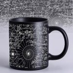 Schwarze Tasse mit weißen mathematischen Formeln und Diagrammen, ideal als wissenschaftliches Dekor oder Geschenk für Mathematikliebhaber.