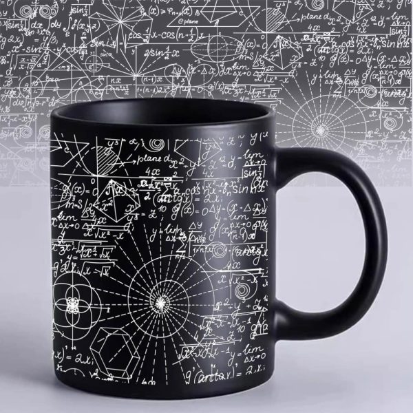 Schwarze Tasse mit weißen mathematischen Formeln und Diagrammen, ideal als wissenschaftliches Dekor oder Geschenk für Mathematikliebhaber.