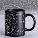 Kaffeetasse mit wissenschaftlichen Formeln auf schwarzem Hintergrund, ideal für Wissenschafts- und Technikliebhaber, dekoratives Küchenaccessoire, perfekt für Büro oder Zuhause.