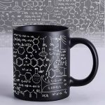 Wissenschaftliche Tasse mit chemischen Formeln, Molekülen und Reagenzgläsern, ideal für Wissenschaftler und Chemie-Enthusiasten. Perfekt als Geschenk oder Dekoration für das Labor.