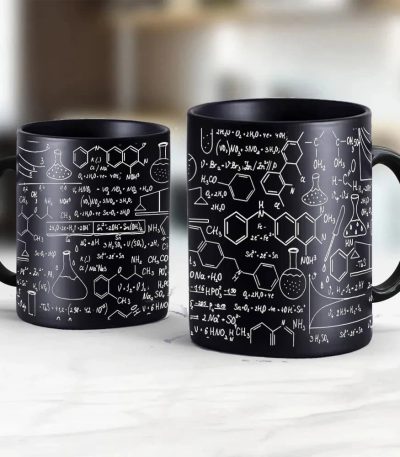 Schwarze Tasse mit weißen chemischen Formeln und Molekülstrukturen, ideal für Wissenschafts- und Chemie-Enthusiasten. Perfekt als Geschenk oder Dekoration für das Büro.
