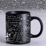 Wissenschaftlicher Becher mit chemischen Formeln, Molekülen und Diagrammen, ideal für Wissenschafts- und Chemie-Enthusiasten. Perfekt als Dekoration oder Geschenk für Labor- und Wissenschaftsliebhaber.