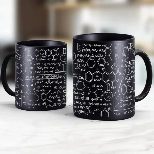Schwarze Tasse mit weißen chemischen Formeln und Molekülstrukturen, ideal für Wissenschafts- und Chemie-Enthusiasten. Perfekt als Geschenk oder Dekoration für das Büro.