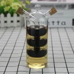 Wissenschaftliches Reagenzglas mit einer Schnecke, die in einer klaren Flüssigkeit schwimmt, ideal für wissenschaftliche Dekorationen und Experimente.