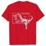 Rotes T-Shirt mit Dino-Physik-Design, das eine wissenschaftliche Skizze eines Dinosauriers und physikalische Formeln zeigt. Perfekt für Wissenschafts- und Dinosaurierliebhaber.