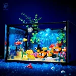 Detailliertes Aquarium mit bunten Fischen, Wasserpflanzen und Meeresdekor, ideal für Wissenschafts- und Dekorationszwecke, beleuchtet in blauer Lichtstimmung.
