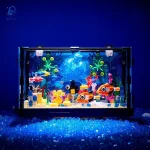 Buntes wissenschaftliches Aquarium mit Meereslebewesen, Korallen und bunten Fischen in einer transparenten Aquarienvitrine, ideal für Dekoration und Bildung.