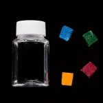 Leere Glasflasche neben bunten Kristallen in Blau, Grün, Rot und Orange auf schwarzem Hintergrund. Perfekt für wissenschaftliche Dekorationen und Experimente.