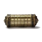Antiker Verschlüsselungswürfel mit rotierenden Ringen, der Buchstaben zur Codierung von Nachrichten verwendet. Perfekt für Wissenschafts- und Dekorationsliebhaber.