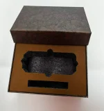 Leere wissenschaftliche Dekorations- oder Geschenkbox in braun mit schwarzem Schaumstoffeinleger, ideal für wissenschaftliche Gadgets oder als stilvolles Präsent.