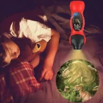 Kinder schlafen mit Dinosaurier-Projektor, der prähistorische Szenen an die Wand projiziert, ideal für wissenschaftliche und pädagogische Spielzeit.