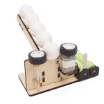 Wissenschaftliches Experiment mit Kugeln, Motor und Holzrahmen, ideal für Bildungszwecke und wissenschaftliche Demonstrationen.