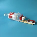 Kreatives wissenschaftliches Experiment mit einer Wasserflasche, einem kleinen Motor und einer Holzbasis, ideal für Bildungs- und Dekorationszwecke.