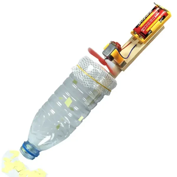Kreatives wissenschaftliches Experiment mit einer Wasserflasche, einem Elektromotor und Batterien, das physikalische Prinzipien demonstriert.