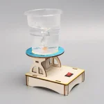 Wissenschaftliches Experimentiergerät zur Demonstration von Wasser- und Luftdruck, bestehend aus einem transparenten Becher, einer Pumpe und einer Holzbasis.