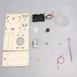 Verschiedene wissenschaftliche Bauteile, darunter Glasgefäß, Motor, Batteriehalter, Schrauben und Werkzeug, für DIY-Experimente und wissenschaftliche Projekte.