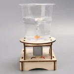 Wissenschaftliches Experiment mit Wasser, Motor und Holzbasis, zeigt physikalische Prinzipien in Aktion. Perfekt für Bildung und Dekoration im wissenschaftlichen Stil.