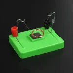 Wissenschaftliches Experiment mit Magnetspule, Draht und Magnet auf grüner Basis, zeigt elektromagnetische Induktion für Bildungszwecke.