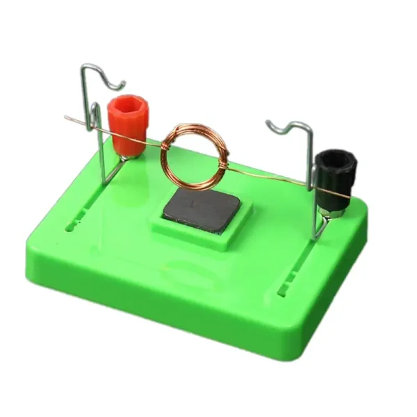 Wissenschaftliches Experiment mit Magnetspule und Eisenring auf grünem Basis, ideal für Bildungszwecke.