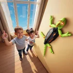 Fröhliche Kinder im Zimmer, die eine leuchtende, elektronische Krabbe an der Wand bewundern, ideal für Spielzeug- und Raumdekoration.