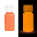 Leuchtende Reagenzglasflasche in Orange, zeigt fluoreszierende Wirkung bei Dunkelheit, ideal für wissenschaftliche Dekorationen und Experimente.
