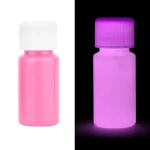 Leuchtendes Fläschchen, das im Dunkeln in violettem Licht strahlt, ideal für wissenschaftliche Dekorationen und Gadgets.