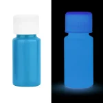 Leuchtende blaue Kunststoffflasche, die im Dunkeln sichtbar ist, ideal für wissenschaftliche Dekorationen oder kreative Projekte.