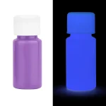Leuchtendes Fläschchen im Dunkeln, zeigt den Unterschied zwischen normalem und UV-Licht. Perfekt für wissenschaftliche Dekorationen und Gadgets.