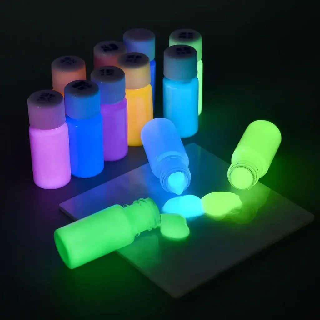 Leuchtende Farbfläschchen in verschiedenen Farben, die im Dunkeln leuchten, ideal für wissenschaftliche Dekorationen und kreative Projekte.