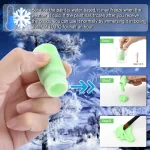 Knetmasse in Schneefarbe, zeigt Hand, die sie hält, mit Schneeflocken im Hintergrund, ideal für kreative Bastelprojekte.