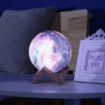 Leuchtender Globus mit Mondmuster auf einem Nachttisch, dekoratives wissenschaftliches Gadget für Schlafzimmer oder Wohnzimmer.