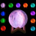 Mondlampe mit Farbwechsel, ideal als dekoratives Nachtlicht oder Geschenk, zeigt eine realistische Mondoberfläche in verschiedenen Farben, schafft eine gemütliche Atmosphäre.