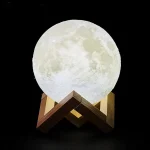 Realistisches Mondmodell auf Holzständer, ideal für Wissenschaftsdekorationen und Lernräume, detailreiche Nachbildung der Mondoberfläche, beleuchtet bei Nacht.