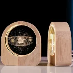 Holzmodell des Sonnensystems mit leuchtenden Planeten und Sternen, ideal für Dekoration und Bildung.