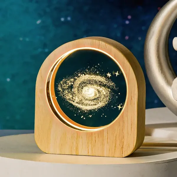 Sternenprojektor mit Galaxie-Design, der einen leuchtenden, spiralförmigen Himmel mit Sternen und Galaxien auf eine Holzbasis projiziert, ideal für Dekoration und wissenschaftliche Inspiration.