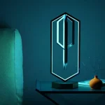 Modernes dekoratives Lichtobjekt in geometrischer Form, leuchtend blau auf dunklem Hintergrund, ideal für Science-Gadgets und wissenschaftliche Dekorationen.
