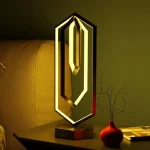 Dekoratives LED-Lichtobjekt mit geometrischem Design, das auf einem Tisch steht, beleuchtet den Raum mit warmem Licht. Perfekt für moderne Inneneinrichtung und stilvolle Akzente.