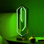 Modernes, leuchtendes geometrisches Dekorationsobjekt mit grüner LED-Beleuchtung, ideal für wissenschaftliche oder futuristische Raumgestaltung.