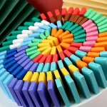 Bunte Schulkreide in verschiedenen Farben, kunstvoll angeordnet in einem spiralförmigen Muster. Perfekt für kreative Schul- und Kunstprojekte.