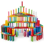 Bunte Holzbausteine zum kreativen Bauen und Spielen, ideal für Kinder und Bildungszwecke.