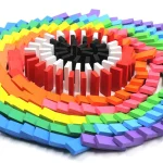 Farbige magnetische Bausteine in Herzform, ideal für kreative Spiel- und Dekorationsprojekte, bestehend aus bunten rechteckigen Elementen, die zusammen ein Herz bilden.