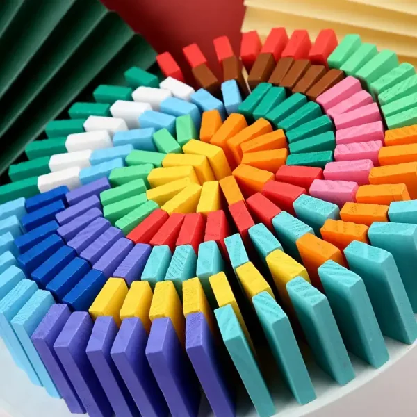 Bunte Schulkreide in verschiedenen Farben, kunstvoll angeordnet in einem spiralförmigen Muster. Perfekt für kreative Schul- und Kunstprojekte.