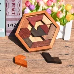 Dekoratives Holz-Puzzle in einer sechseckigen Form mit bunten, geometrischen Teilen, ideal als wissenschaftliches Dekor oder Geschenk.