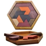Dekoratives Holzpuzzle in Hexagonform mit bunten, geometrischen Teilen, ideal für Wissenschafts- und Dekorationsliebhaber. Perfekt als Geschenk oder für kreative Raumgestaltung.