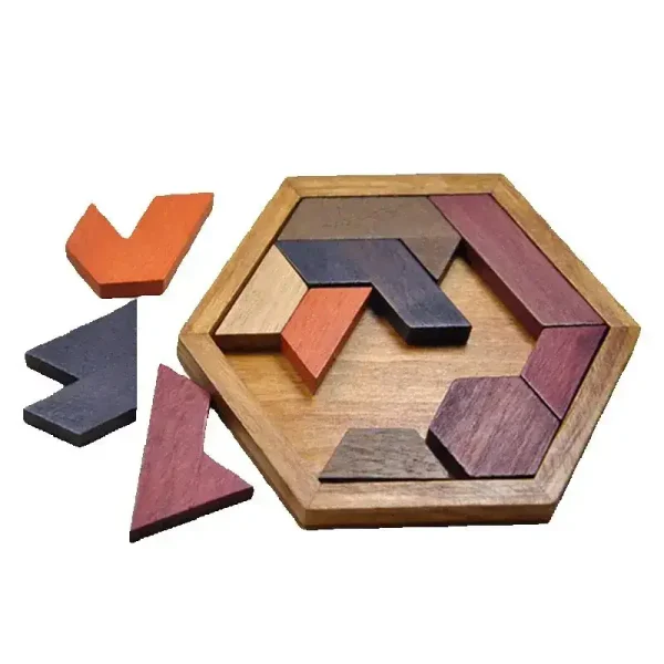 Holz-Formen-Spiel in einer sechseckigen Holzschale, ideal für Gehirntraining und strategisches Denken.