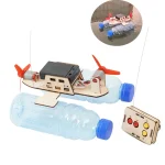 Wissenschaftlicher Roboter aus Plastikflaschen mit Motoren und Fernbedienung, ideal für Bildungs- und Bastelprojekte.