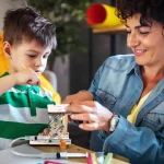 Ein Kind und eine Erwachsene bauen gemeinsam ein wissenschaftliches Projekt mit einem kleinen Teleskop, um die Sterne zu erforschen.